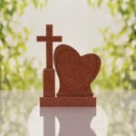 Monumento conmemorativo con corazón y cruz