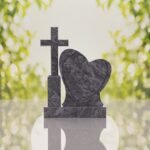 Monumento conmemorativo con corazón y cruz
