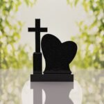 Monumento conmemorativo con corazón y cruz