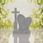 Monumento conmemorativo con corazón y cruz