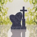 Monumento conmemorativo con corazón y cruz