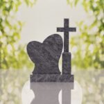 Monumento conmemorativo con corazón y cruz