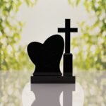 Monumento conmemorativo con corazón y cruz