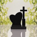 Monumento conmemorativo con corazón y cruz