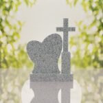 Monumento conmemorativo con corazón y cruz
