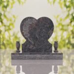 Lápida de corazón con rosas