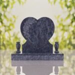 Lápida de corazón con rosas