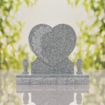 Lápida de corazón con rosas