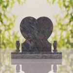 Lápida de corazón con rosas