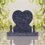 Lápida de corazón con rosas