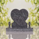 Lápida de corazón con rosas