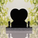 Lápida de corazón con rosas