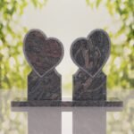 Lápida doble con dos corazones