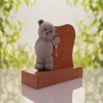 Monumento conmemorativo con oso de peluche