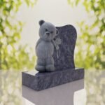 Monumento conmemorativo con oso de peluche