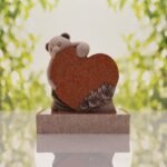 Lápida infantil con oso y corazón