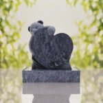 Lápida infantil con oso y corazón
