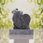 Lápida infantil con oso y corazón