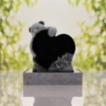 Lápida infantil con oso y corazón