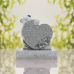 Lápida infantil con oso y corazón