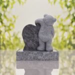 Lápida infantil con oso y corazón