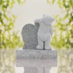 Lápida infantil con oso y corazón