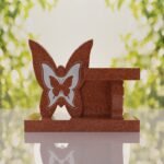 Banco conmemorativo con mariposa