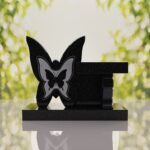 Banco conmemorativo con mariposa