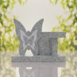 Banco conmemorativo con mariposa
