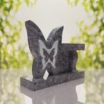 Banco conmemorativo con mariposa
