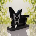 Banco conmemorativo con mariposa