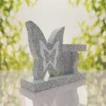 Banco conmemorativo con mariposa