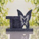 Banco conmemorativo con mariposa