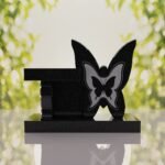 Banco conmemorativo con mariposa