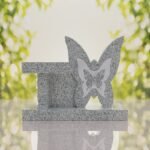 Banco conmemorativo con mariposa