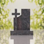 Monumento conmemorativo moderno con cruz