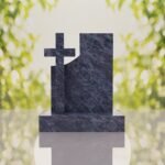 Monumento conmemorativo moderno con cruz