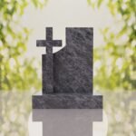 Monumento conmemorativo moderno con cruz