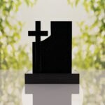 Monumento conmemorativo moderno con cruz