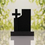 Monumento conmemorativo moderno con cruz
