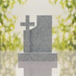 Monumento conmemorativo moderno con cruz