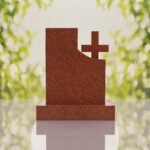 Monumento conmemorativo moderno con cruz