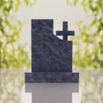 Monumento conmemorativo moderno con cruz