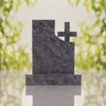 Monumento conmemorativo moderno con cruz