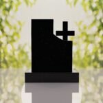 Monumento conmemorativo moderno con cruz