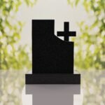 Monumento conmemorativo moderno con cruz