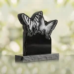 Lápida con mariposas