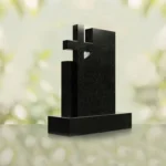 Monumento conmemorativo moderno con cruz