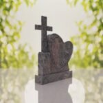 Monumento conmemorativo con corazón y cruz