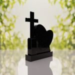 Monumento conmemorativo con corazón y cruz